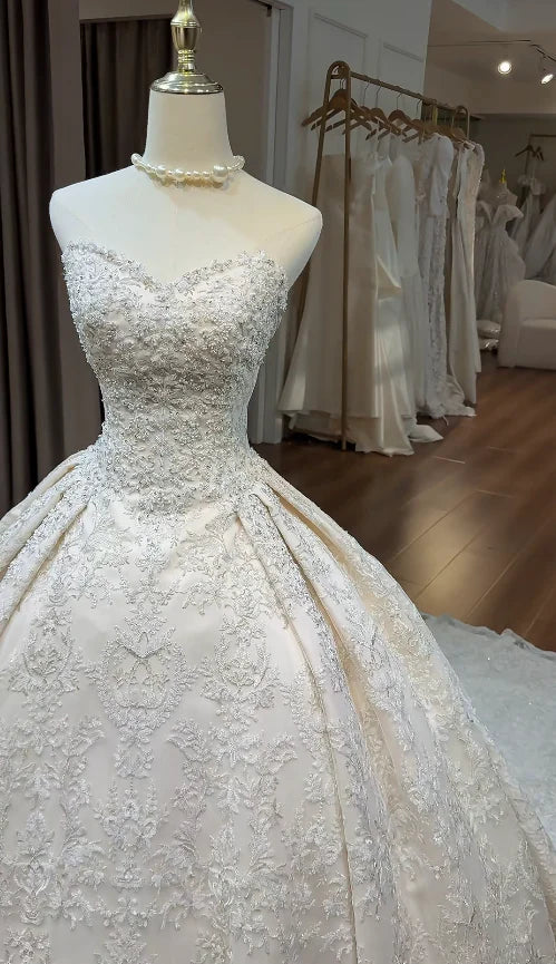 Classic Ivory Sweetheart Beaded Lace A-Line Wedding Dress With Chapel Train AE052