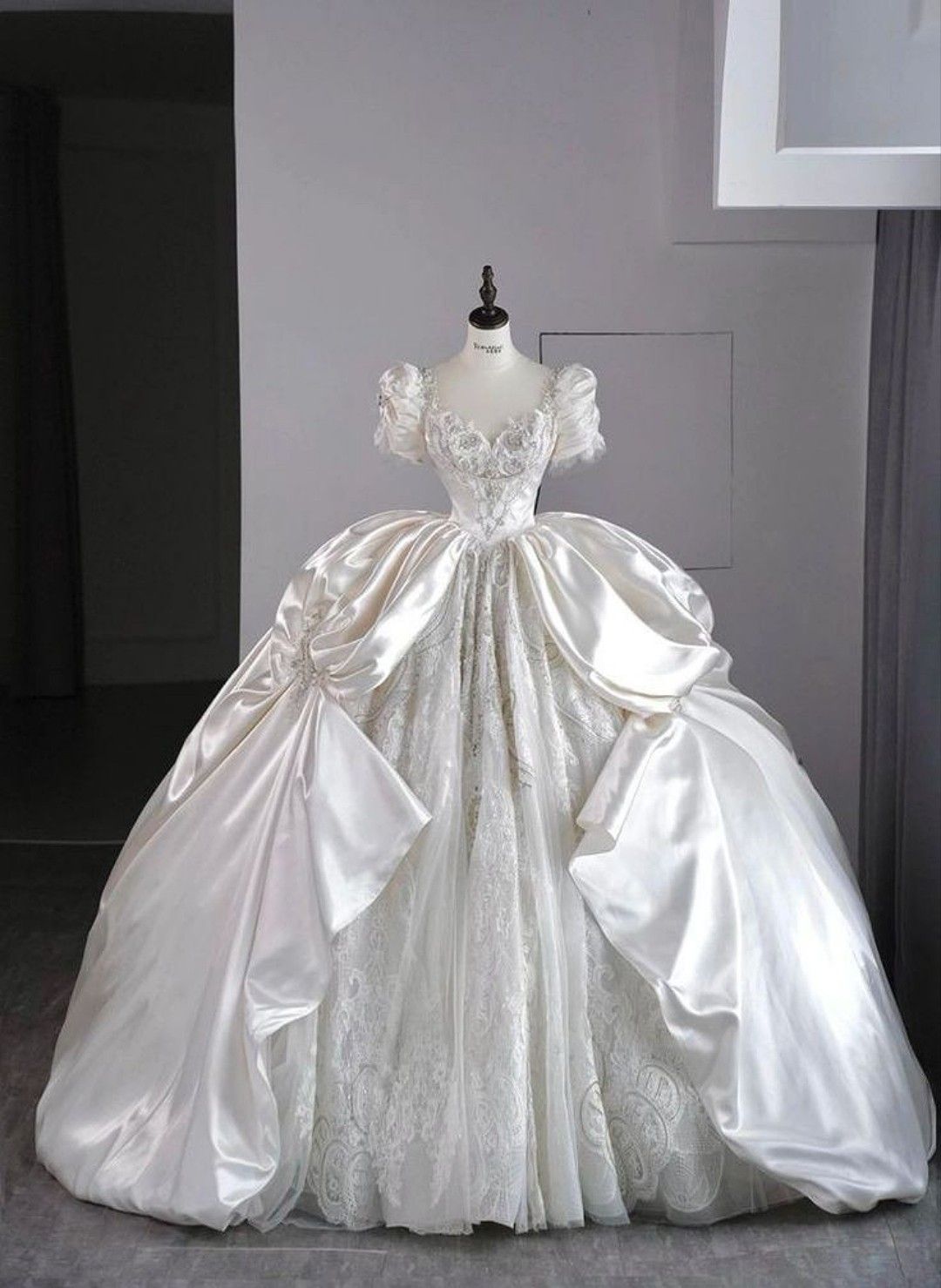 Regal Ivory Sweetheart Neckline Satin & Lace Ball Gown Long Wedding Dress With Puff Sleeves AE115