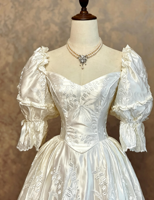 Elegant Ivory Satin Puffed Short Sleeve Corset Floral Embroidery Multi-Layer Lace Trim A Line Vintage Wedding Dress AE133