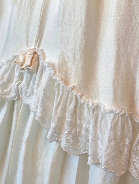 Chic Ivory Square Neck Puffed Short Sleeve Floral Applique Corset A Line Satin Lace Ruffle Long Wedding Dress AE155