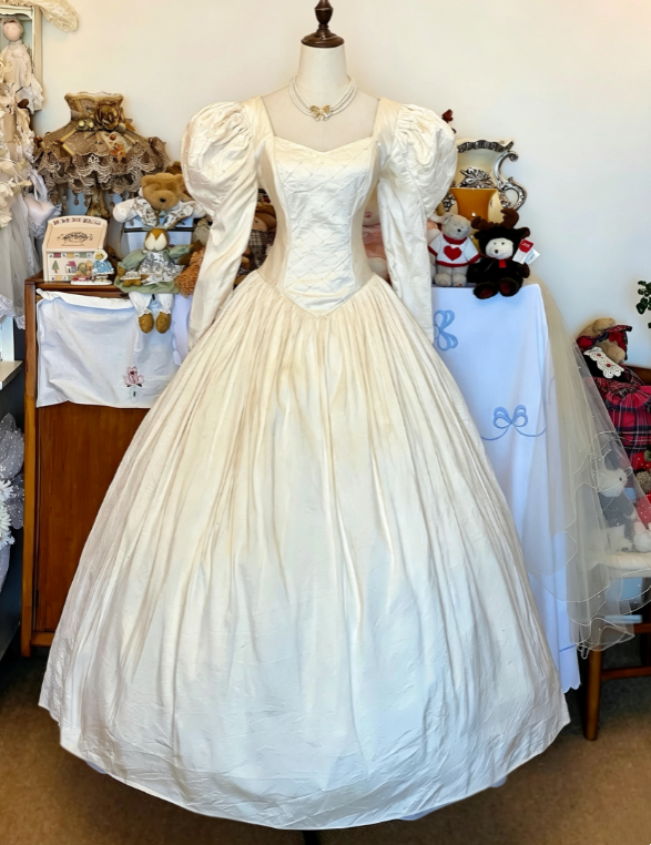 Elegant Ivory Puffed Long Sleeve Sweetheart A Line Long Wedding Dress AE159