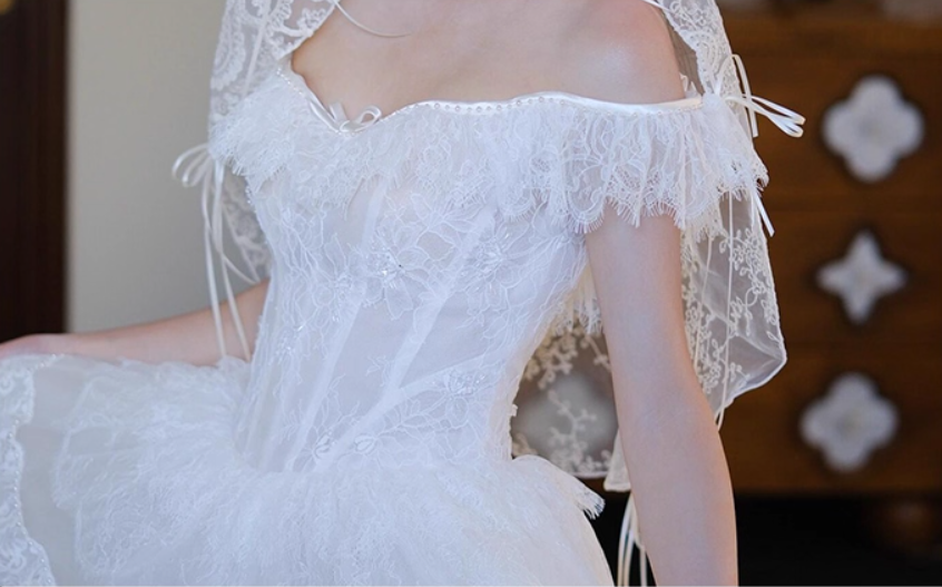 Unique Lace Splicing Breathable Mesh Engagement Dress Stylish Off-Shoulder Cinched-Waist Wedding Dress AP0749