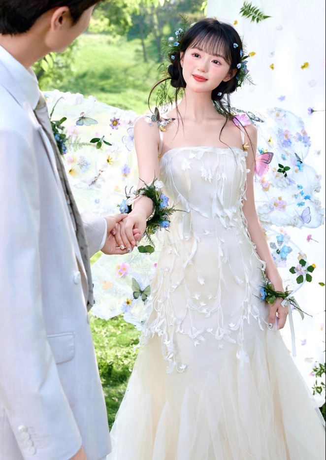 Charming Flowy Tulle Layered Hem Strapless Engagement Dress Stereo Applique Wedding Dress AP0802