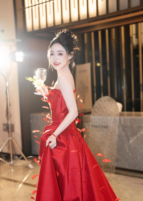 Niche Red Lustrous Fabric Evening Dress Stereo Petal Detailing Strapless Prom Dress AP0841