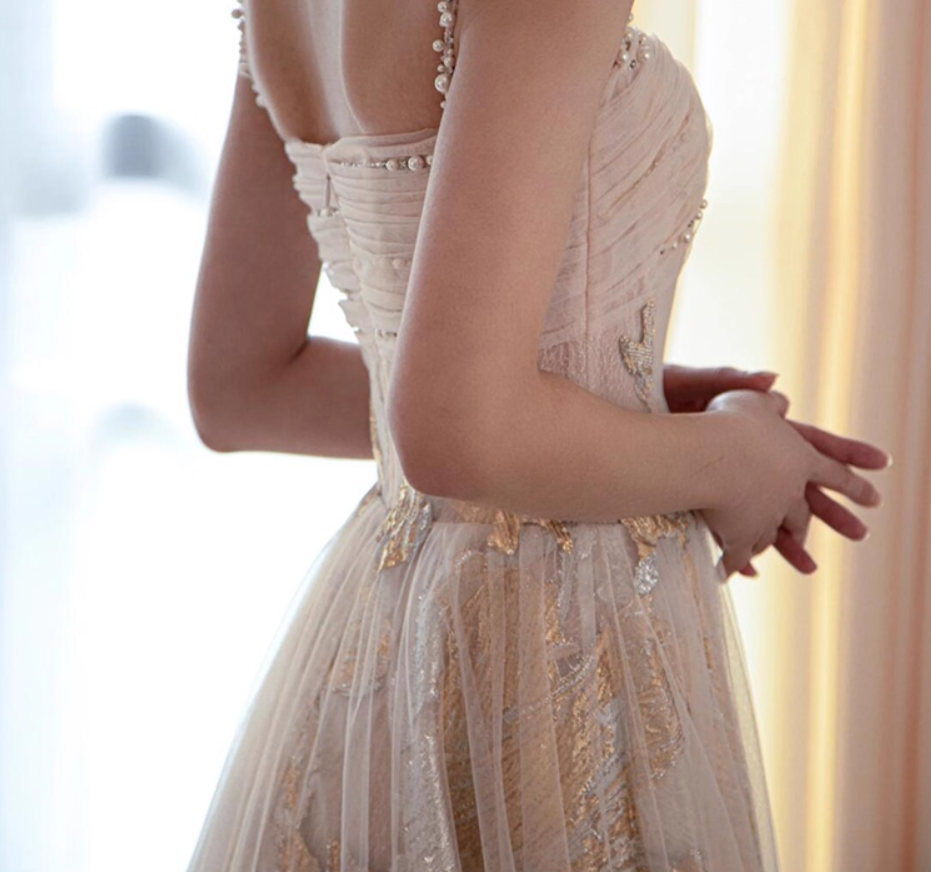 Exquisite Gold-Embroidered Feast Party Dress Chic Beading Spaghetti Strap Tulle Overlay Prom Dress AP0892