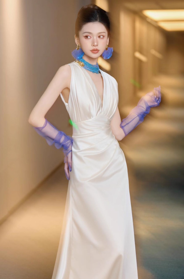 Niche Soft Lustrous Satin Maxi Feast Dress Open-Back V-Neck Halter Prom Dress AP0902