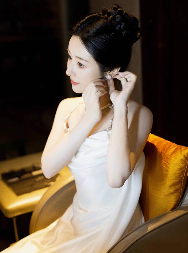 Minimalist Lustrous Satin Fabric Bridal Dress Timeless Strapless Natural Draped Wedding Dress AP0903