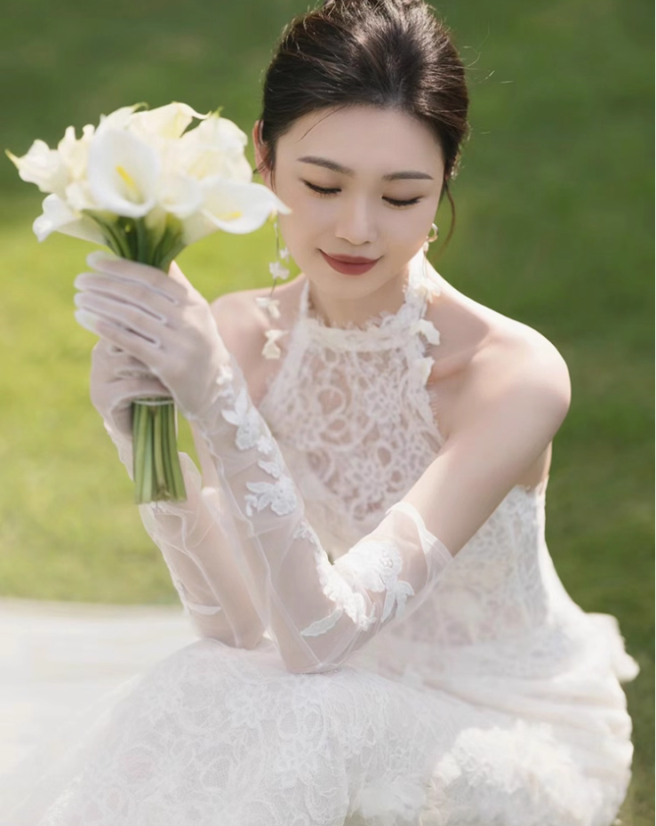 Charming Lace Applique Bodice Maxi Dress Backless Tulle Overlay A-Line Halter Wedding Dress AP0930