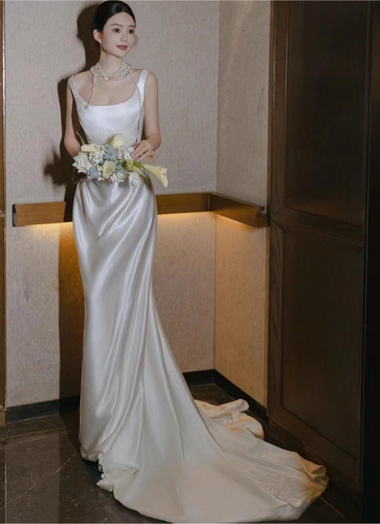 Classical Ivory Smooth Satin Fabric Bridal Dress Square Neck Minimalist Spaghetti Strap Wedding Dress AP0948