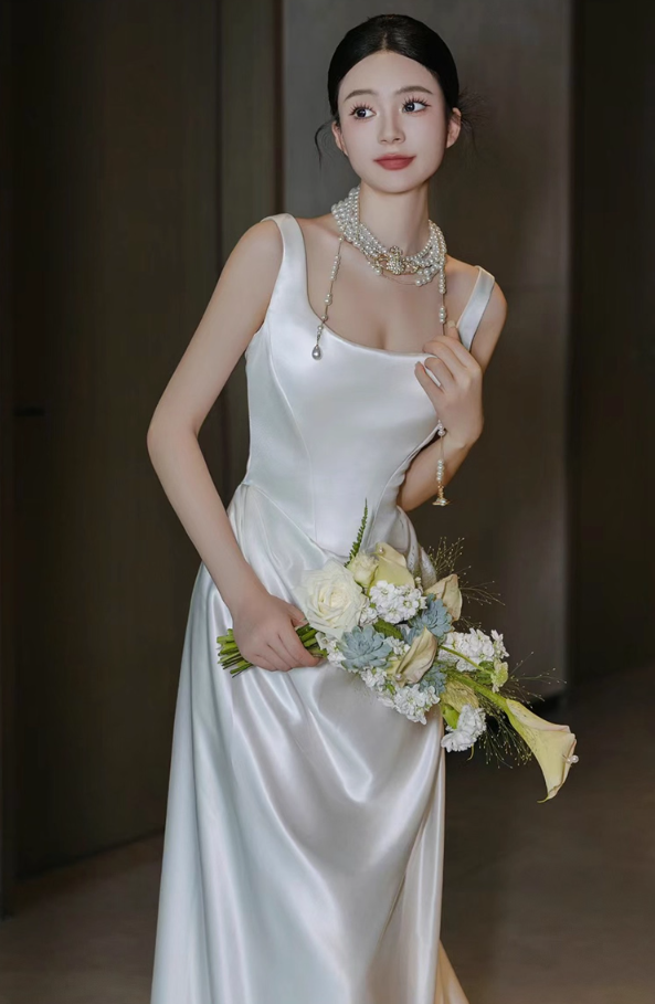 Classical Ivory Smooth Satin Fabric Bridal Dress Square Neck Minimalist Spaghetti Strap Wedding Dress AP0948