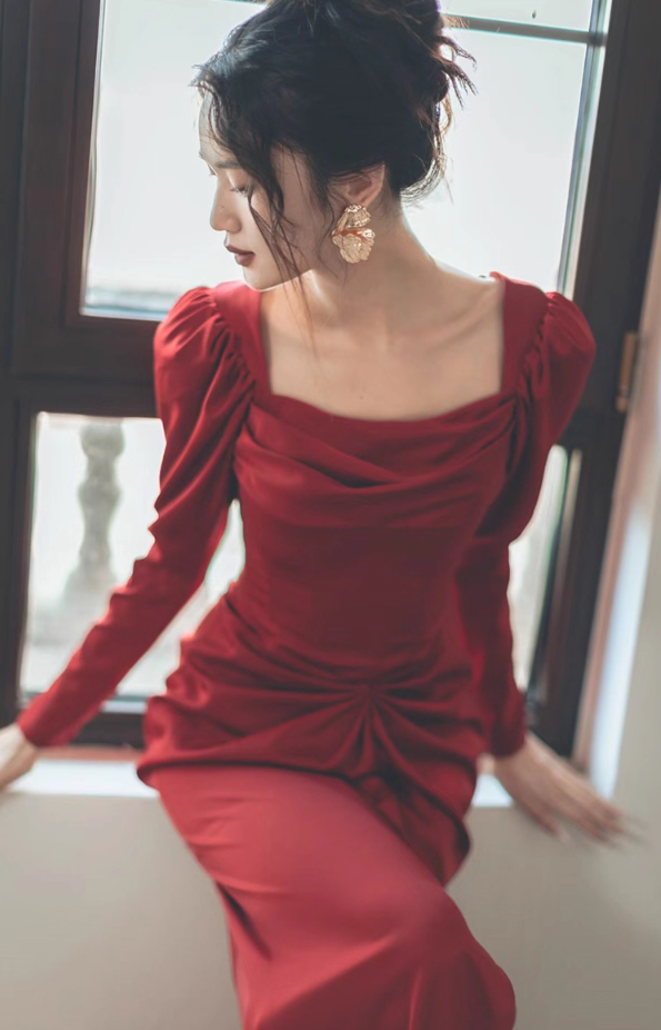 Graceful Red Soft Fabric High-Slit Evening Dress A-Line Long Sleeve Square Neck Prom Dress AP0951