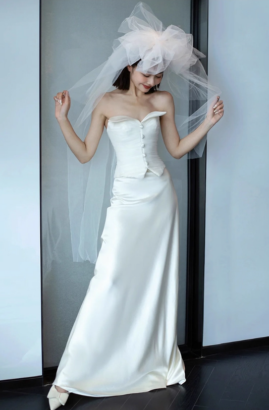 Novelty Cinched-Waist Lustrous Satin Fabric Bridal Dress Button Details Strapless Wedding Dress AP0962