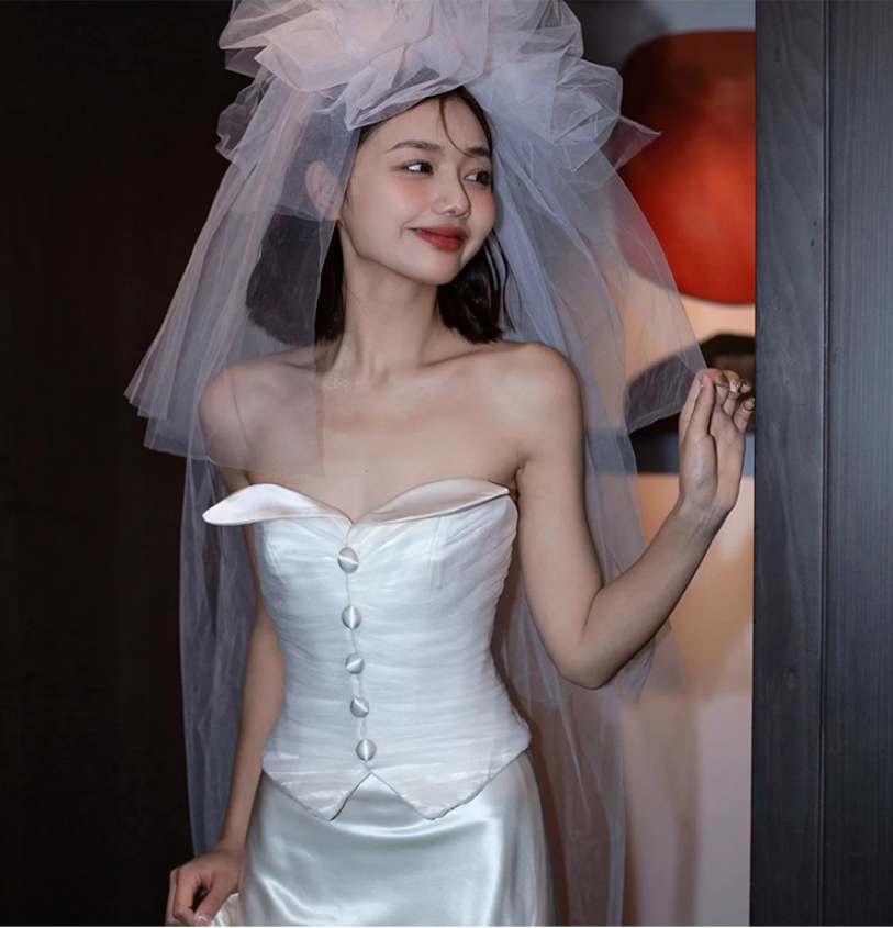 Novelty Cinched-Waist Lustrous Satin Fabric Bridal Dress Button Details Strapless Wedding Dress AP0962