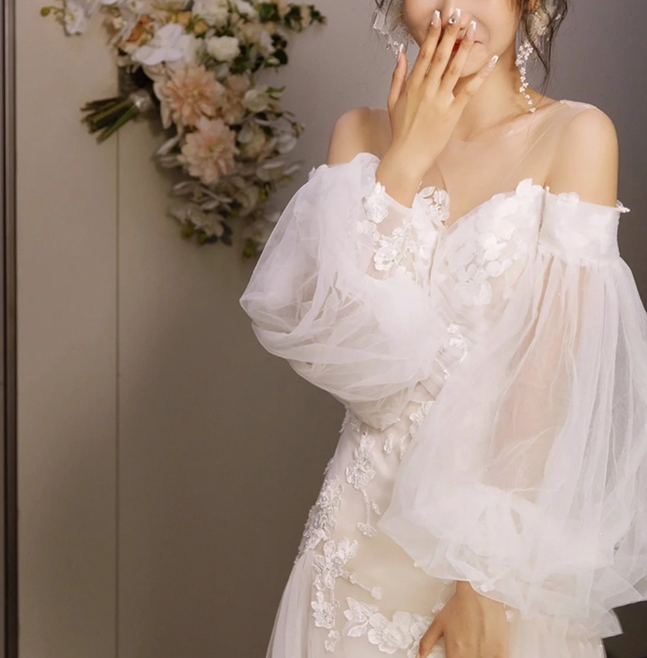 Romantic Applique Off-Shoulder Maxi Dress Sheer Tulle Overlay Strapless Puffy Sleeve Wedding Dress AP0974