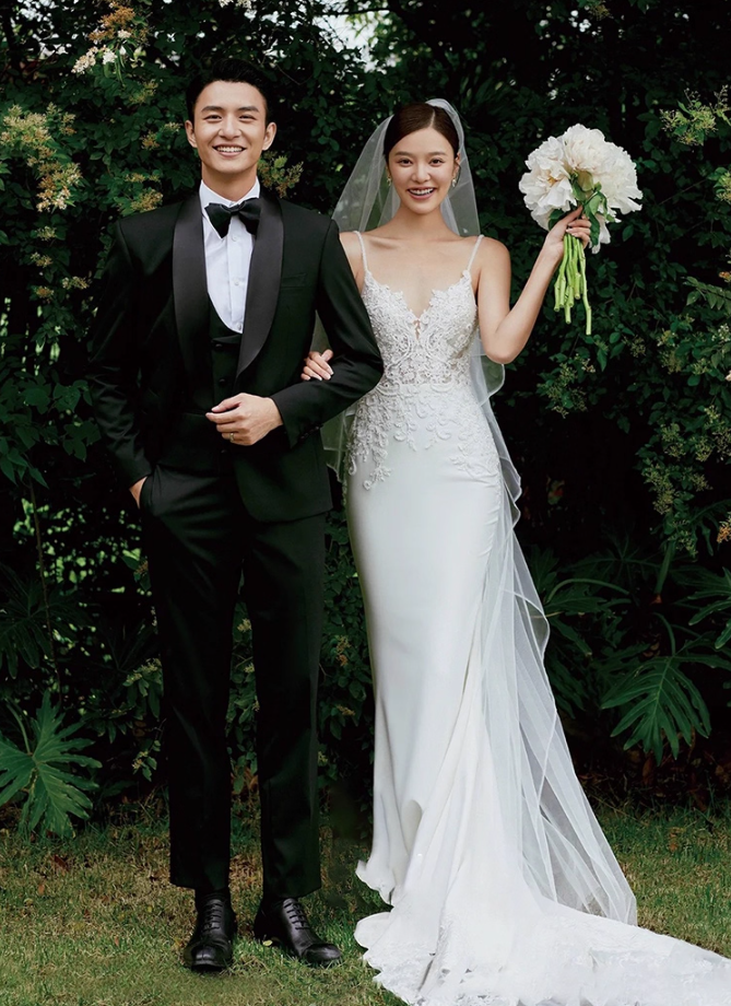 Classical Tulle Splicing Ivory Satin Fabric Bridal Dress V Neck Applique Spaghetti Strap Wedding Dress AP0983