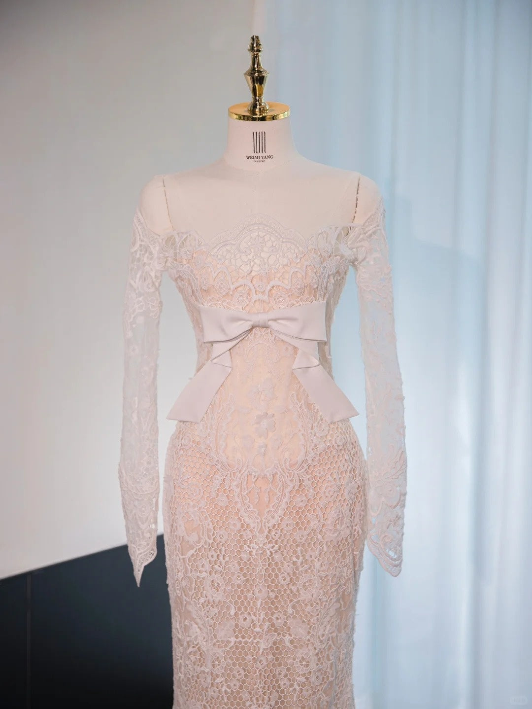 Sexy Breathable Sheer Lace Long Sleeve Bridal Dress Strapless Off-Shoulder Bow Detail Wedding Dress AP1024