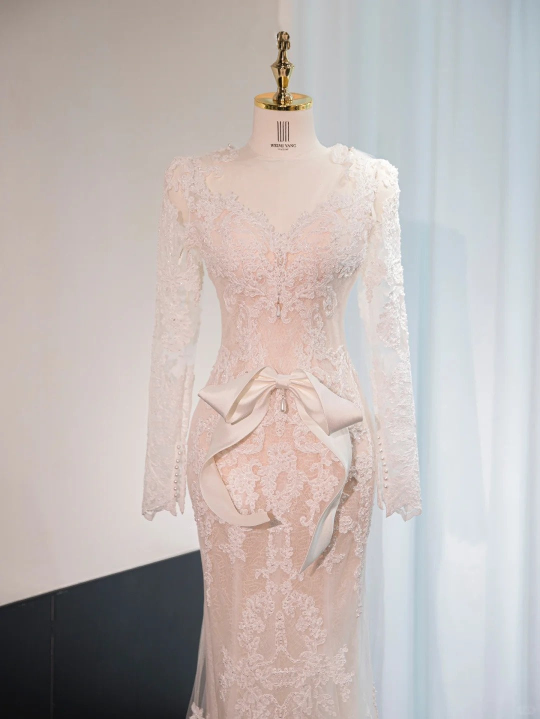 Romantic Sheer Lace Long Sleeve Beading Bridal Dress Backless Off-Shoulder Bow Detail Wedding Dress AP1026