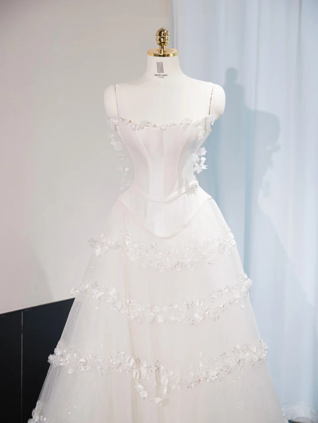 Elegant Floral Hem Tiered Sheer Tulle Bridal Dress Strapless Off-Shoulder Applique Wedding Dress AP1041