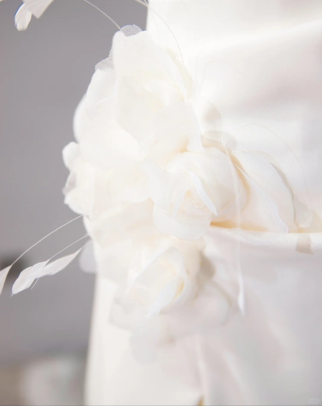 Chic Asymmetric Hem Tulle Splicing Maxi Dress Handmade Flowers Detail Halter Prom Dress AP1060