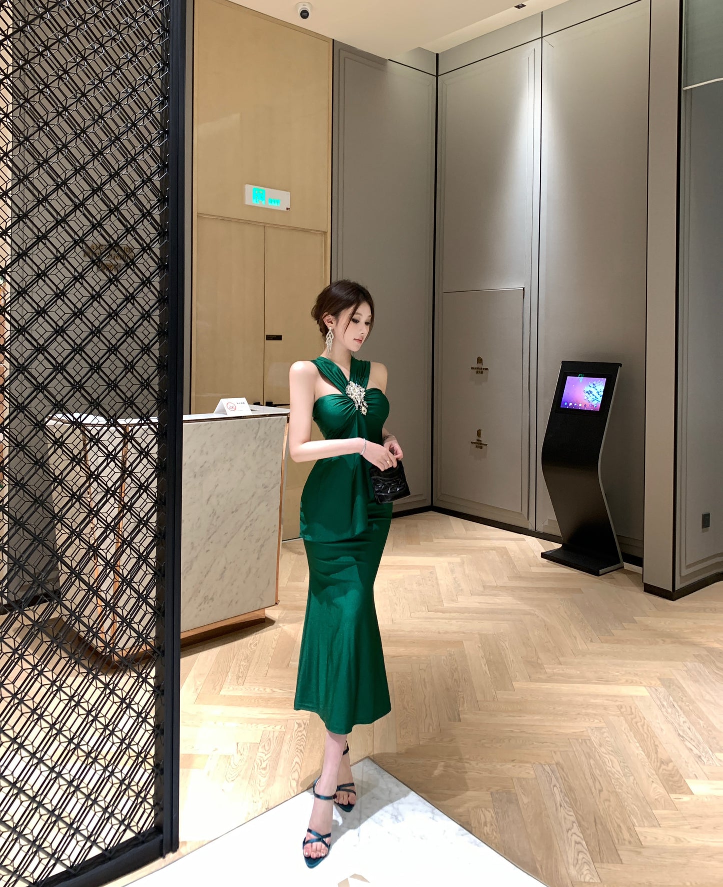 Vintage Emerald Satin Ruched Mermaid Maxi Dress Elegant Evening Outfit Rhinestone Brooch Design Halter Long Dress AP1673