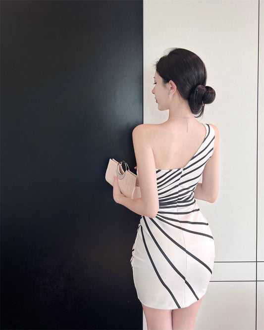 Novelty Black & White Striped Mini Dress Unique One-Shoulder Bodycon Asymmetric Neckline Short Dress AP1688
