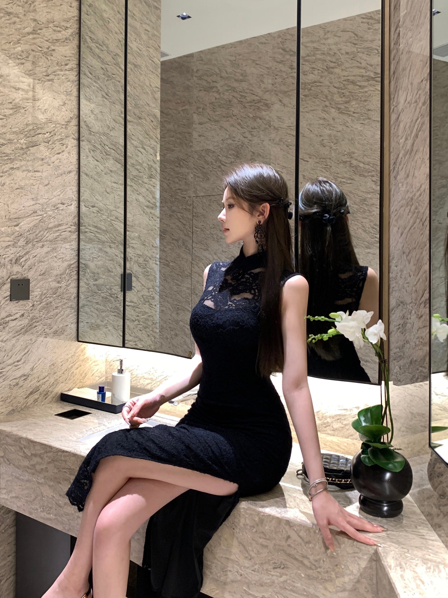 Unique lack Lace Sleeveless High-Slit Maxi Dress Vogue Lace Cutout Detailing Evening Parties Bodycon Halter Long Dress AP1786