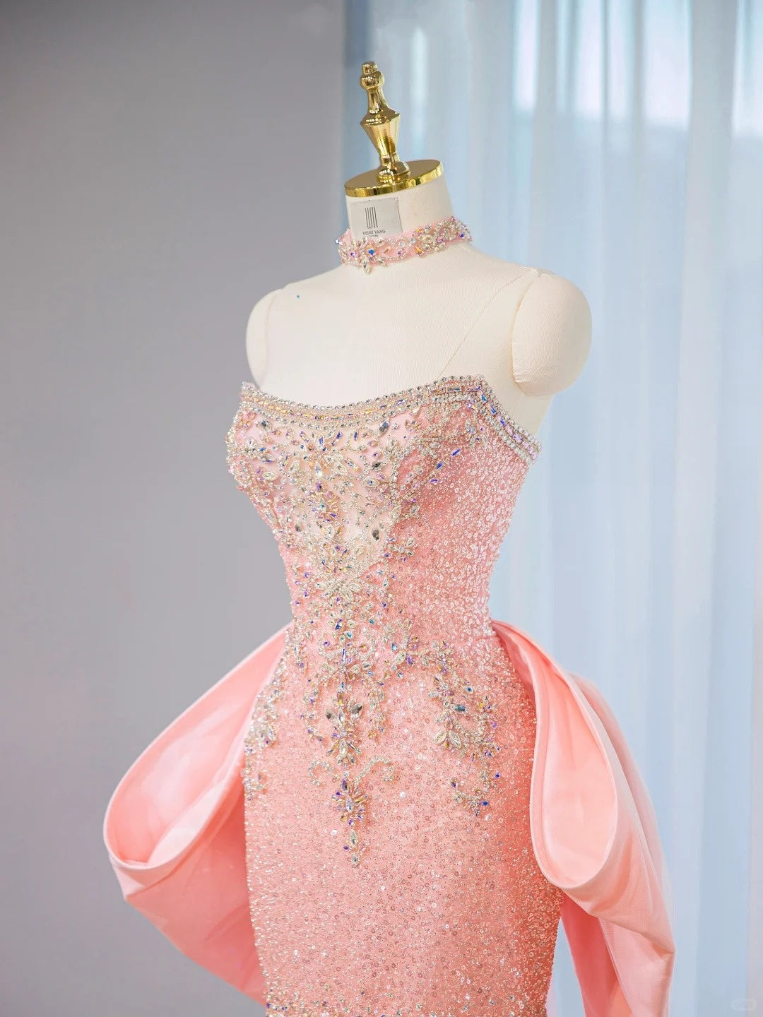 Elegant Strapless Crystal Embellishments Beading Maxi Dress Charming Cascade Tulle Splicing Oversized Bow Long Train Prom Dress AP2107