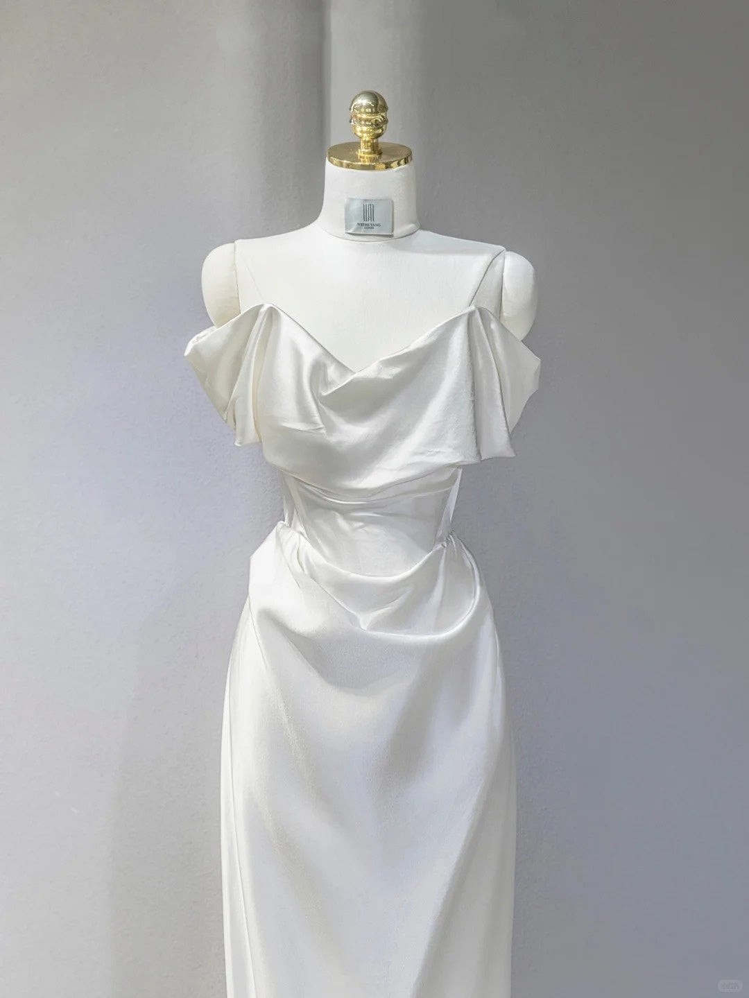 Luxurious Ivory Off-Shoulder Bridal Dress Minimalist Ruffled Neckline Draped Detailing Wedding Dress AP2115