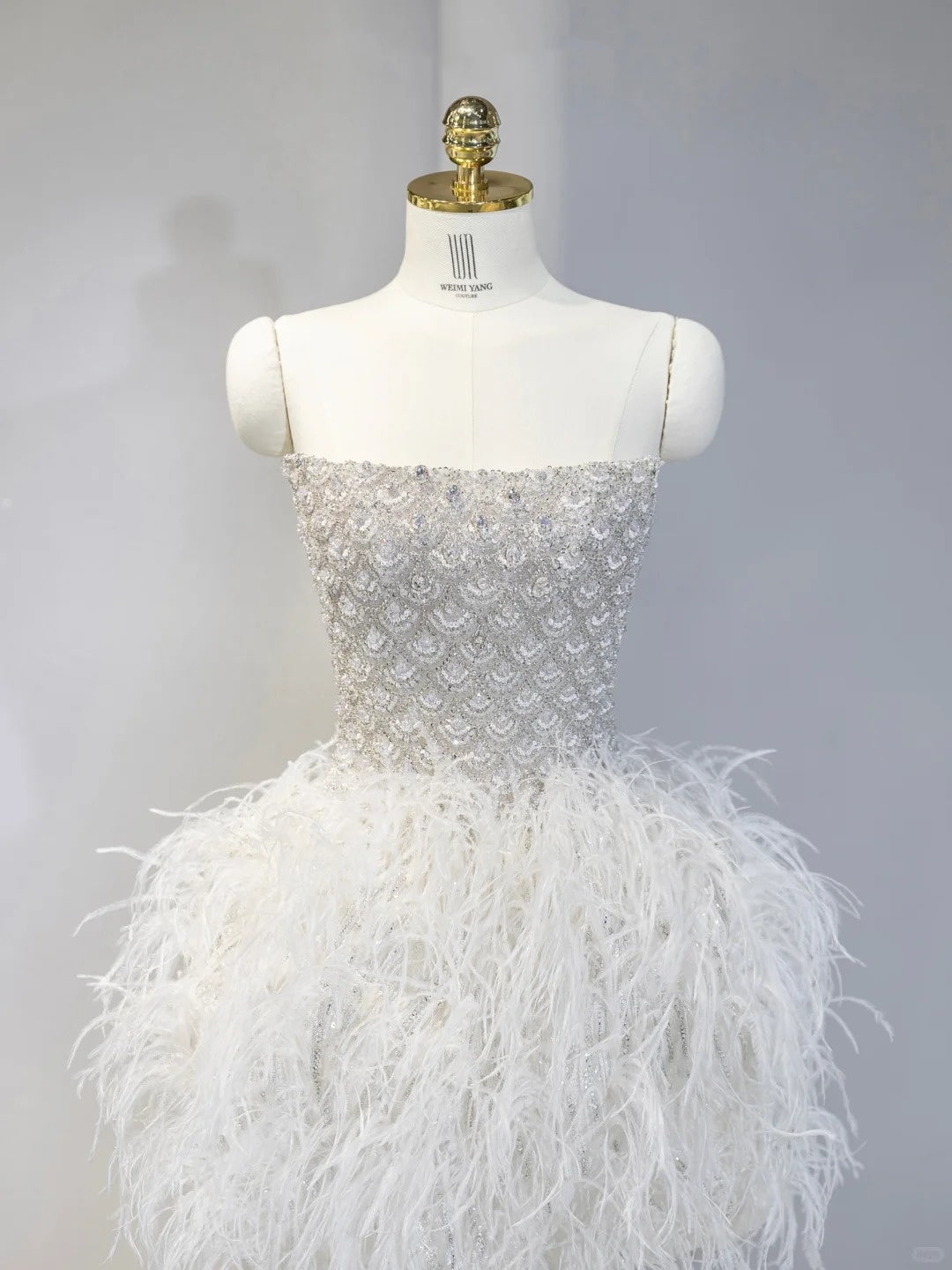 Fairy-Tale Feather Trim Crystal Beading Big Bow Tulle Train Feast Outfit Mini Dress Exquisitely Designed White Strapless Homecoming Dress AP2118