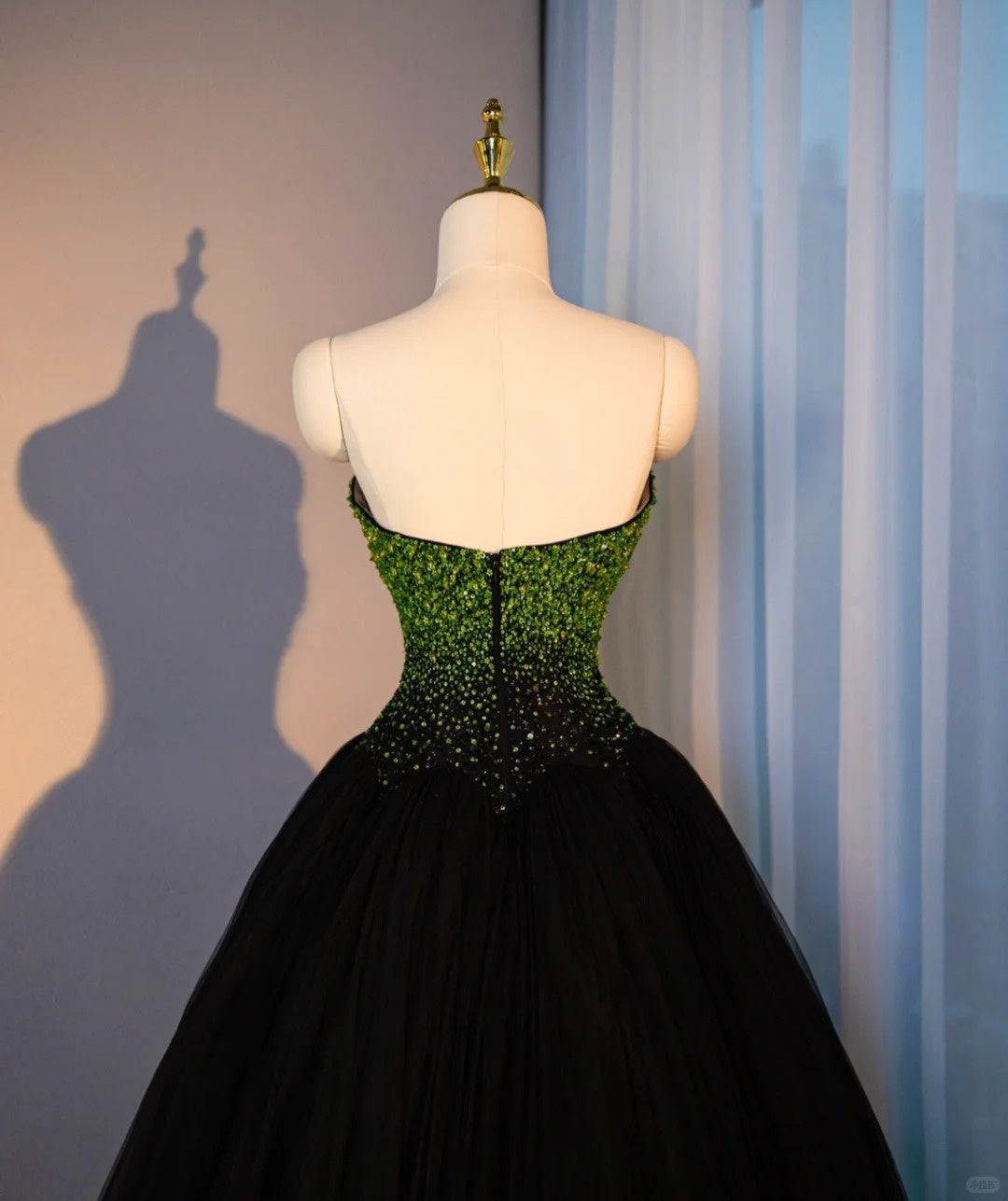 Luxurious Black Cascade Tulle Hem A-Line Strapless Evening Dress Stylish Gradient Glittering Green Sequins Accent Prom Dress AP2182
