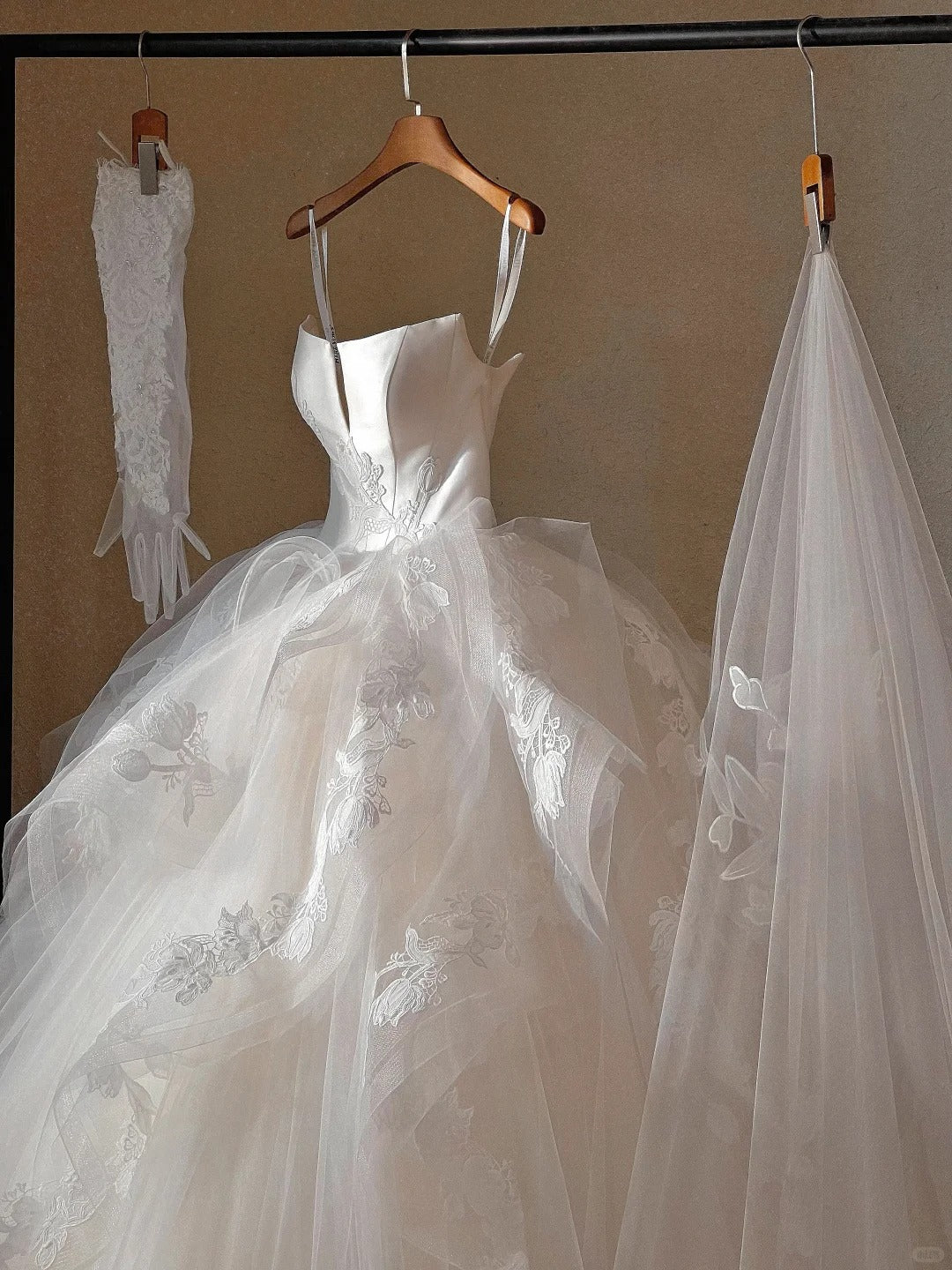 Classical Satin Bodice Cascade Ruffles Tulle Layered Bridal Dress Graceful A-Line Strapless Applique Wedding Dress AP2186