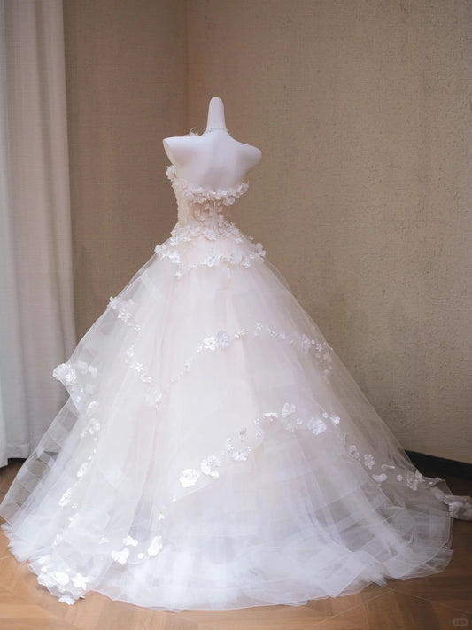 Romantic 3D Floral Accent Applique Bridal Dress Charming Beading A-Line Strapless Layered Tulle Wedding Dress AP2189