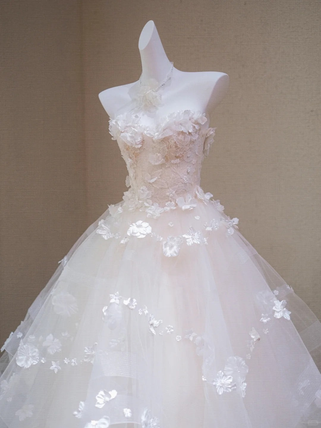 Romantic 3D Floral Accent Applique Bridal Dress Charming Beading A-Line Strapless Layered Tulle Wedding Dress AP2189