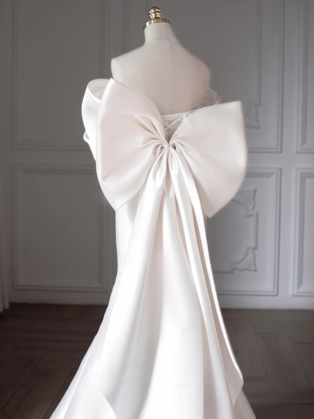 Graceful Off-Shoulder White Satin Mermaid Maxi Dress Minimalist Oversized Bow Accent Wedding Dress AP2204