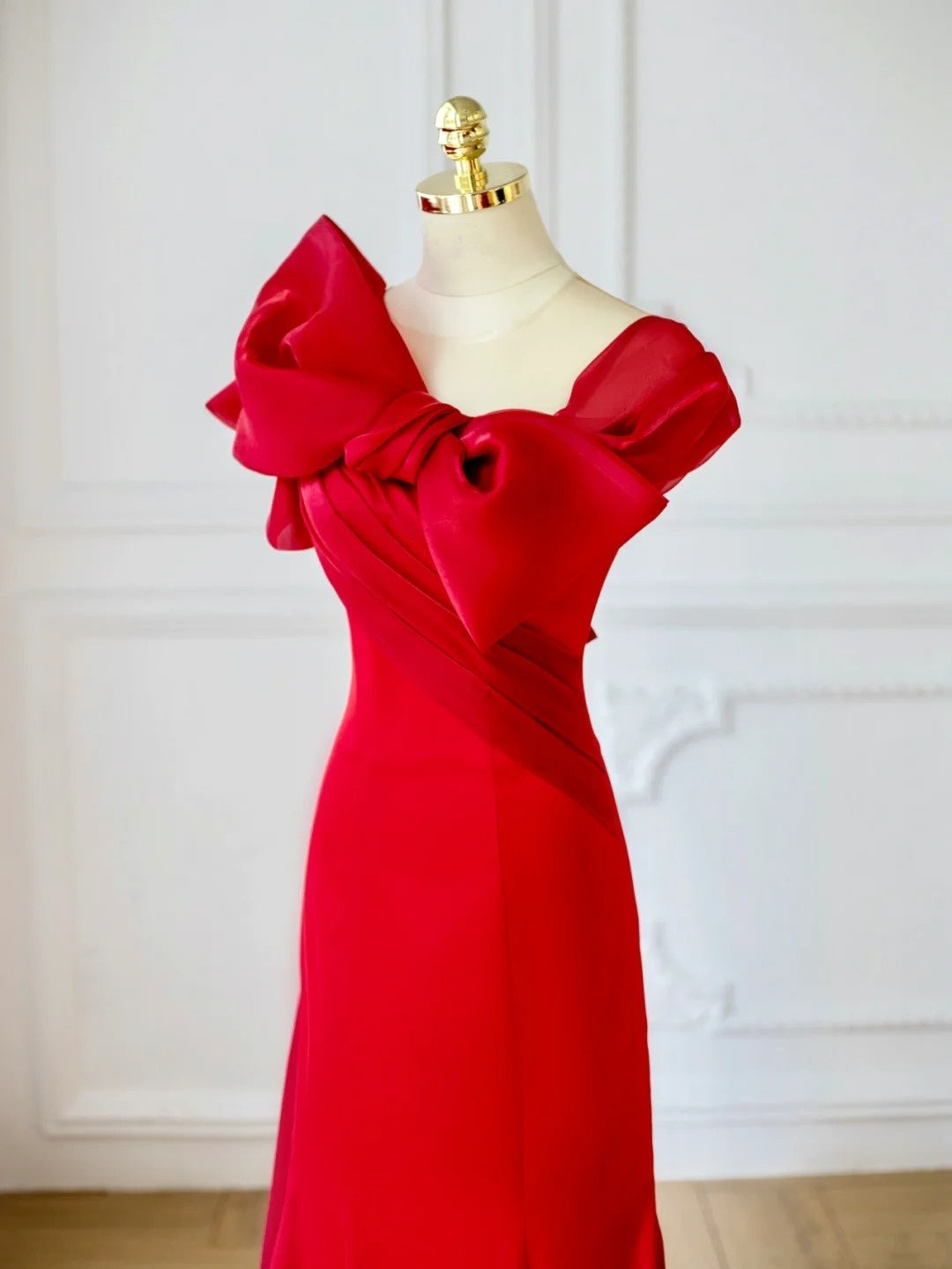 Eye-Catching Red Mesh Trimmed Round Neckline Mermaid Maxi Dress Unique Oversized Bow Accent Button Closure Prom Dress AP2210