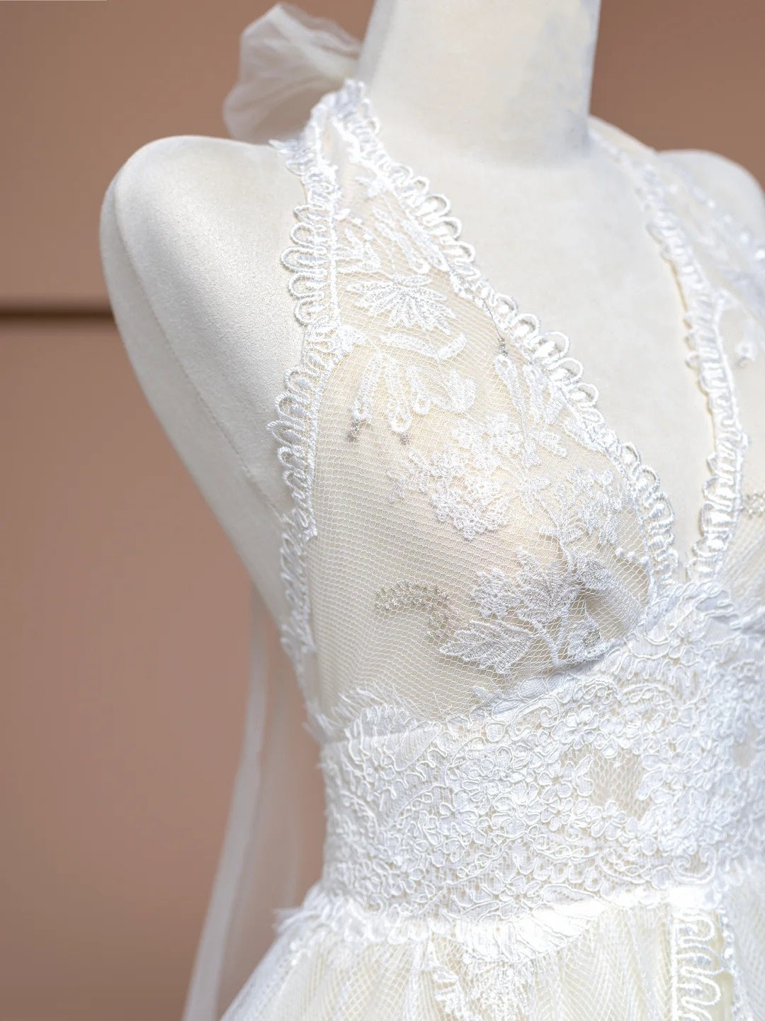 Ornate White A-Line Halter Neck Bridal Dress Applique Lace Tulle Wedding Dress AP2295