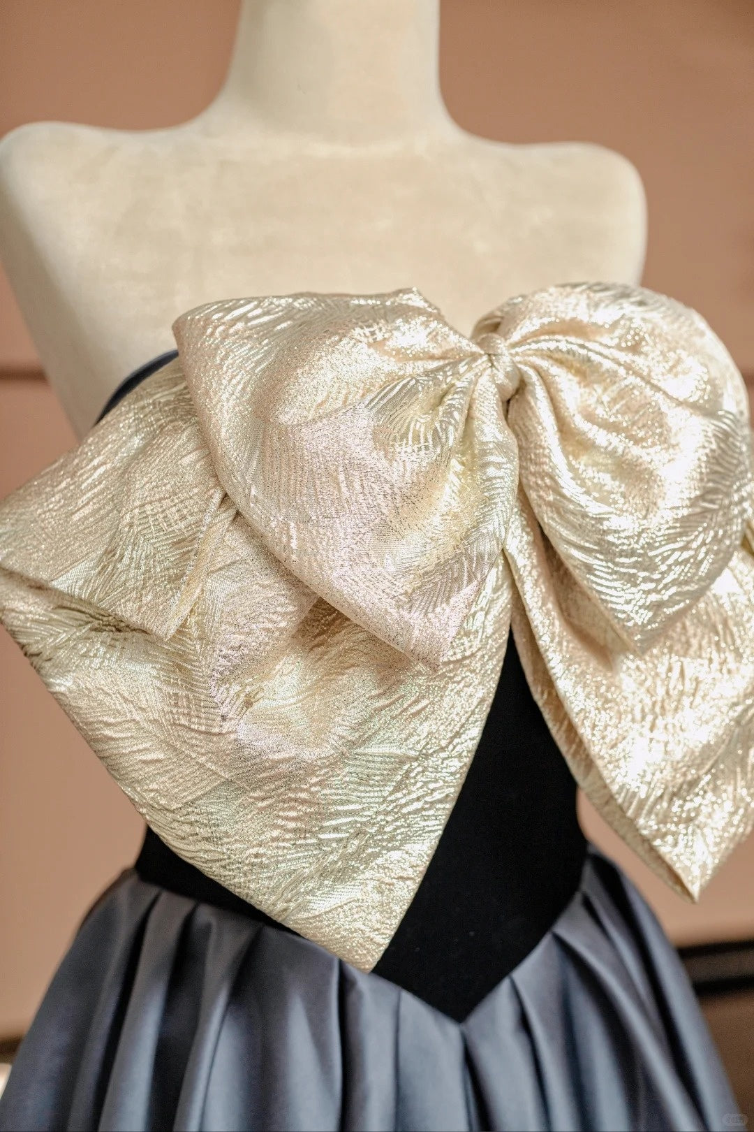 Graceful A-Line Strapless Evening Gowns Bow Satin Pleated Long Prom Dress AP2325