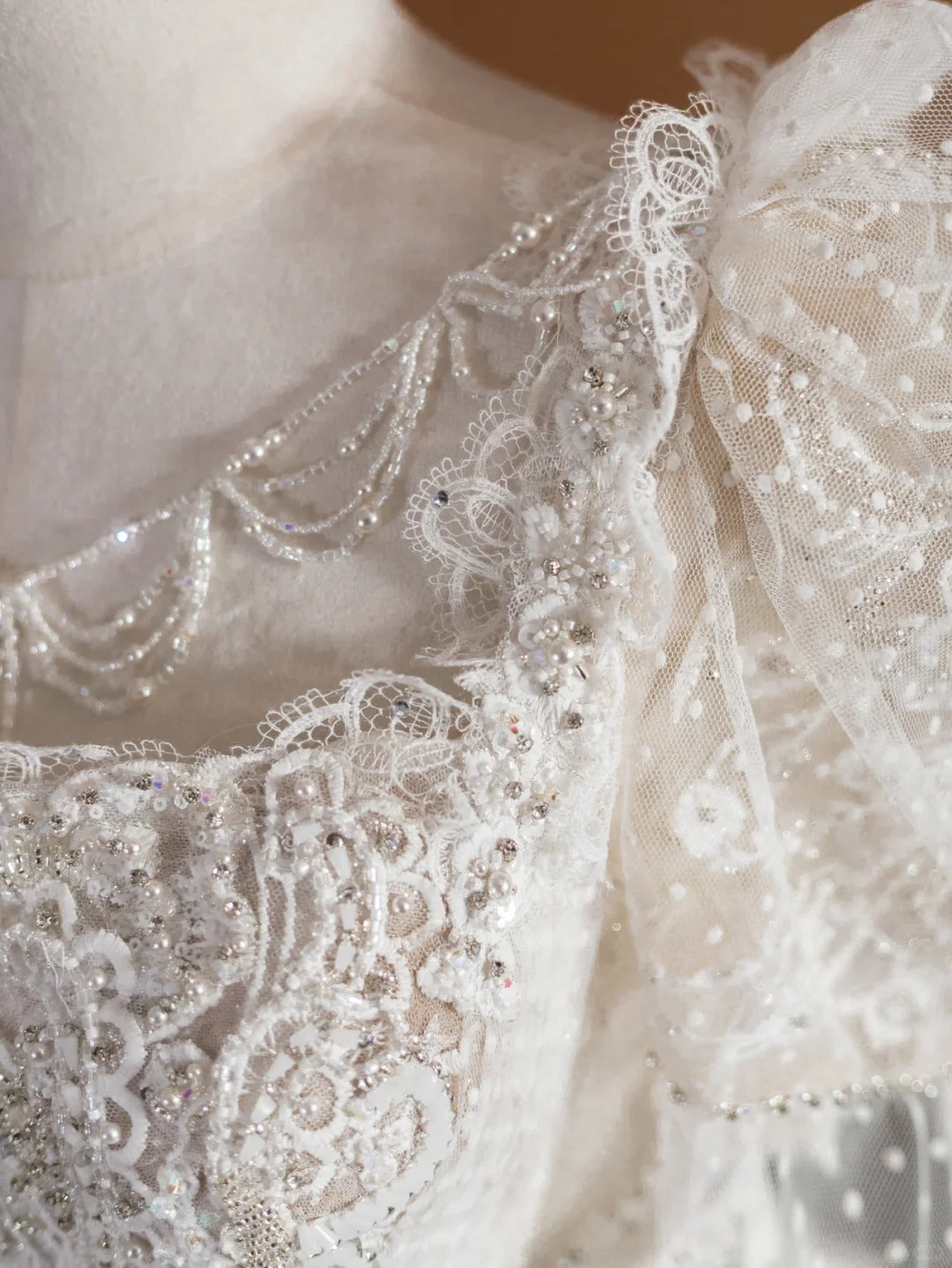 Stunning A-Line Jewel Neck Bridal Gowns Short Sleeve Beading Sequins Wedding Dress AP2373