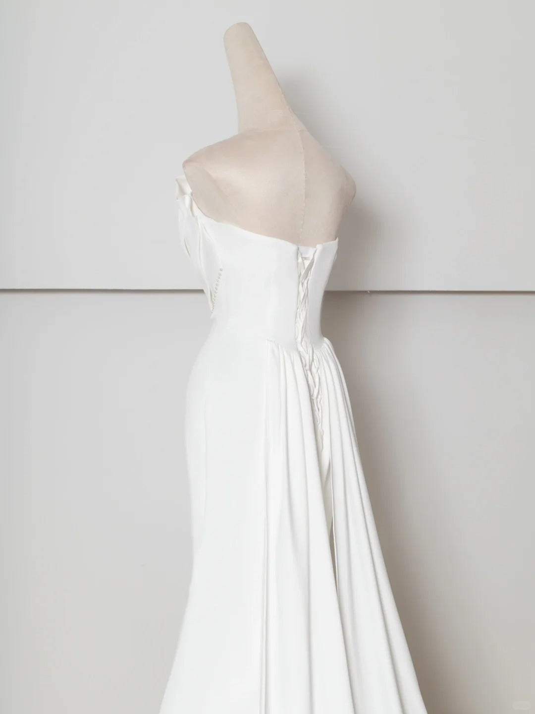 Graceful Strapless Mermaid Bridal Gowns Pressed Pleated Beading Satin Wedding Dress AP2377