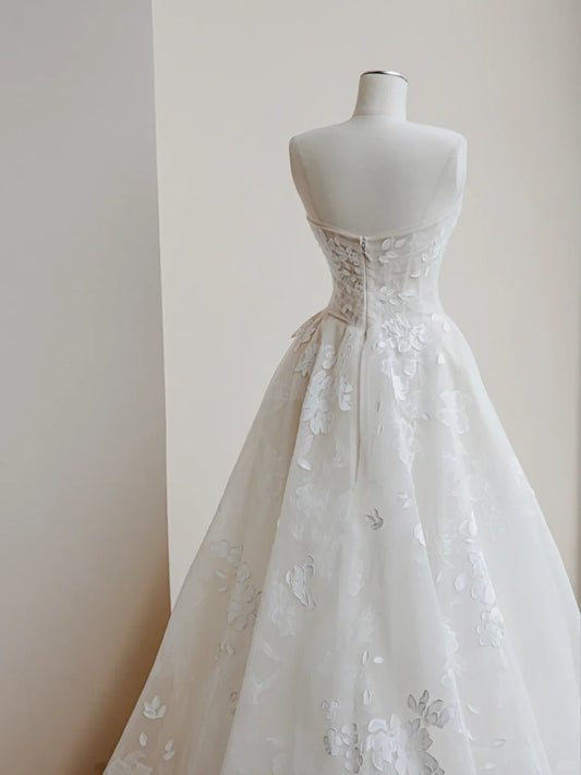 Fabulous A-Line Strapless Bridal Gowns Applique Tulle Wedding Dress AP2403