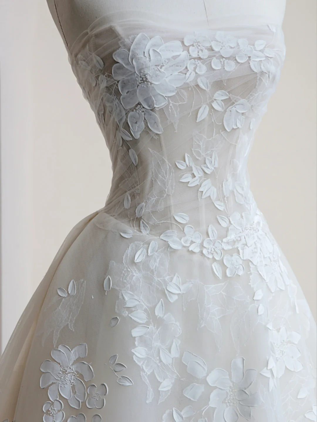 Fabulous A-Line Strapless Bridal Gowns Applique Tulle Wedding Dress AP2403