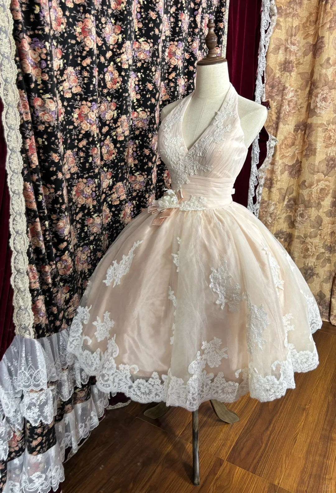 Glamorous Halter Neck A-Line Birthday Dresses Lace Appliques Handmade Flower Homecoming Dress AP2467