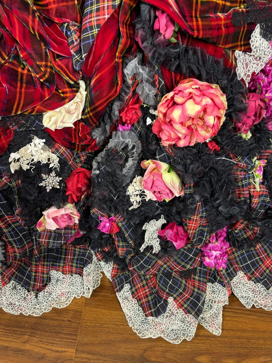 Luxurious Halter Neck A-Line Plaid Evening Gowns Handmade Flowers Lace Appliques Beaded Prom Dress AP2530