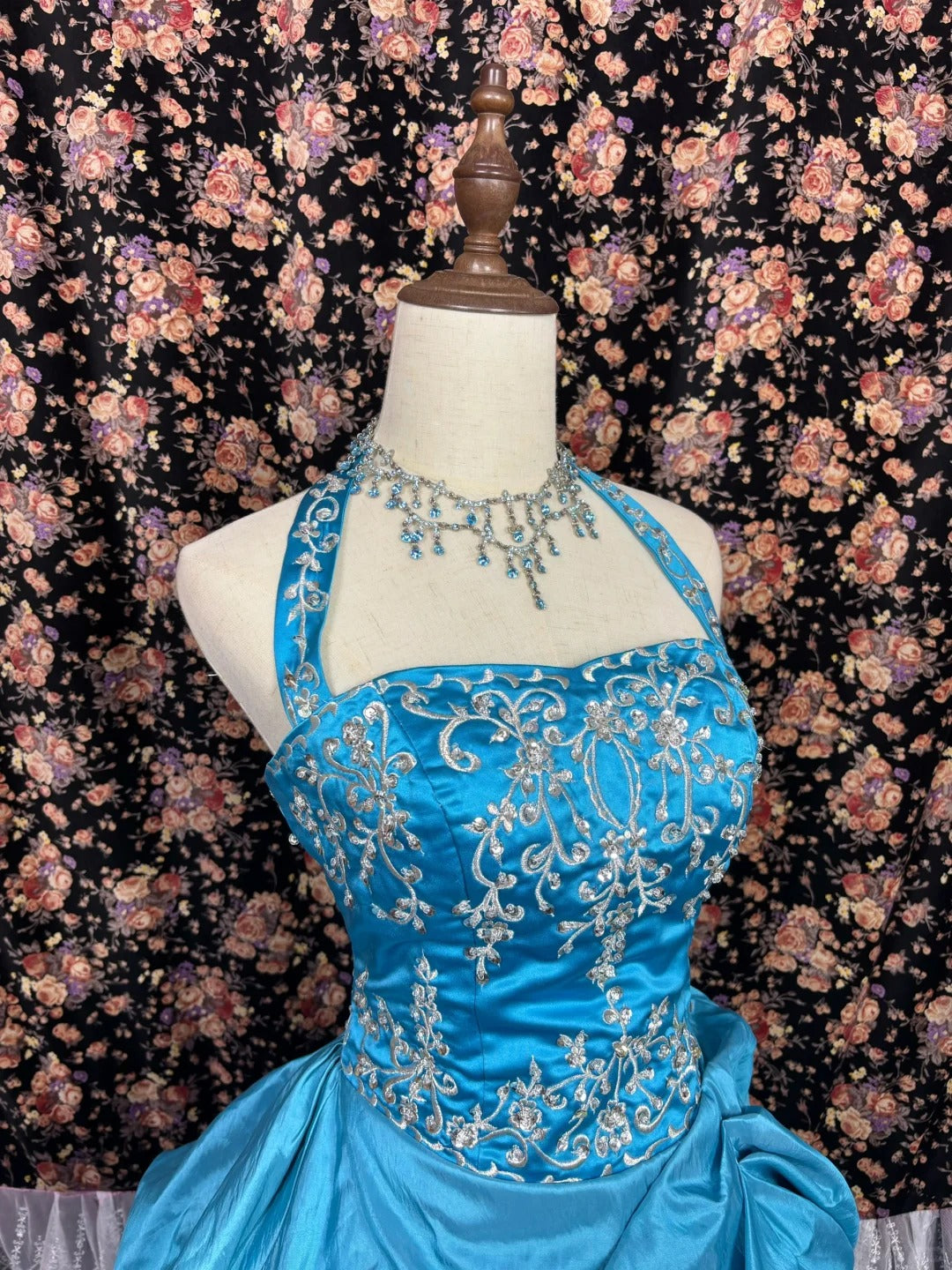 Vintage Halter Neck A-Line Evening Gowns Embroidery Sequins Prom Dress AP2553