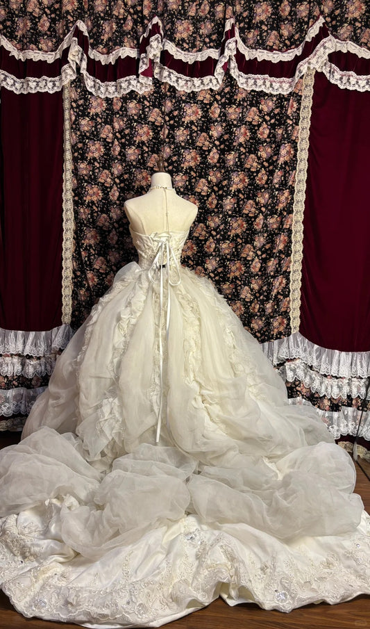 Vintage Strapless A-Line Ruched Bridal Gowns Crystals Beaded Sequins Applique Wedding Dress AP2570