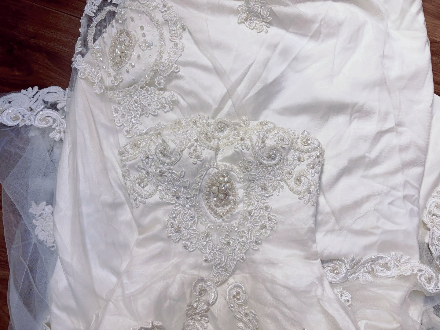 Romantic A-Line Strapless Bridal Gowns Appliques Pearls Beading Sequins Wedding Dress AP2708