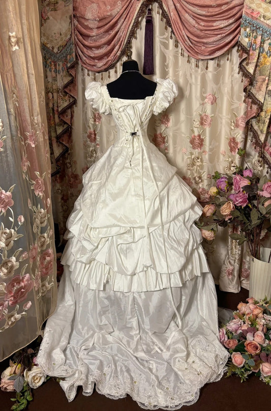 Classical A-Line Square Neck Bridal Gowns Short Puffy Sleeve Lace Beading Crystals Wedding Dress AP2826