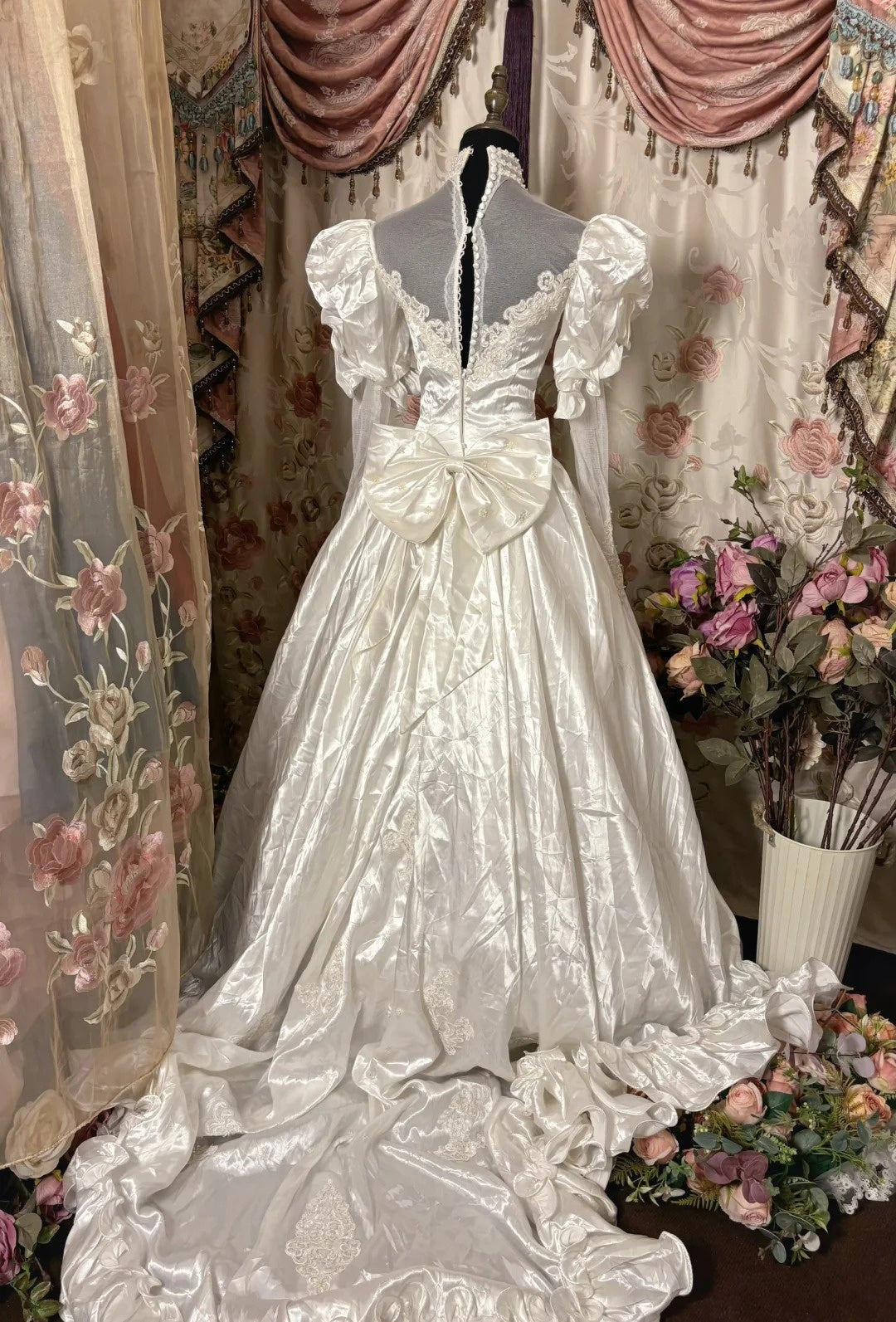 Ethereal A-Line High Collar Bridal Gowns Long Sleeve Beads Lace Appliques Wedding Dress AP2835