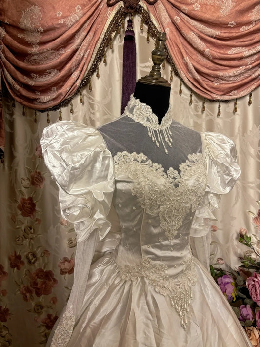 Ethereal A-Line High Collar Bridal Gowns Long Sleeve Beads Lace Appliques Wedding Dress AP2835