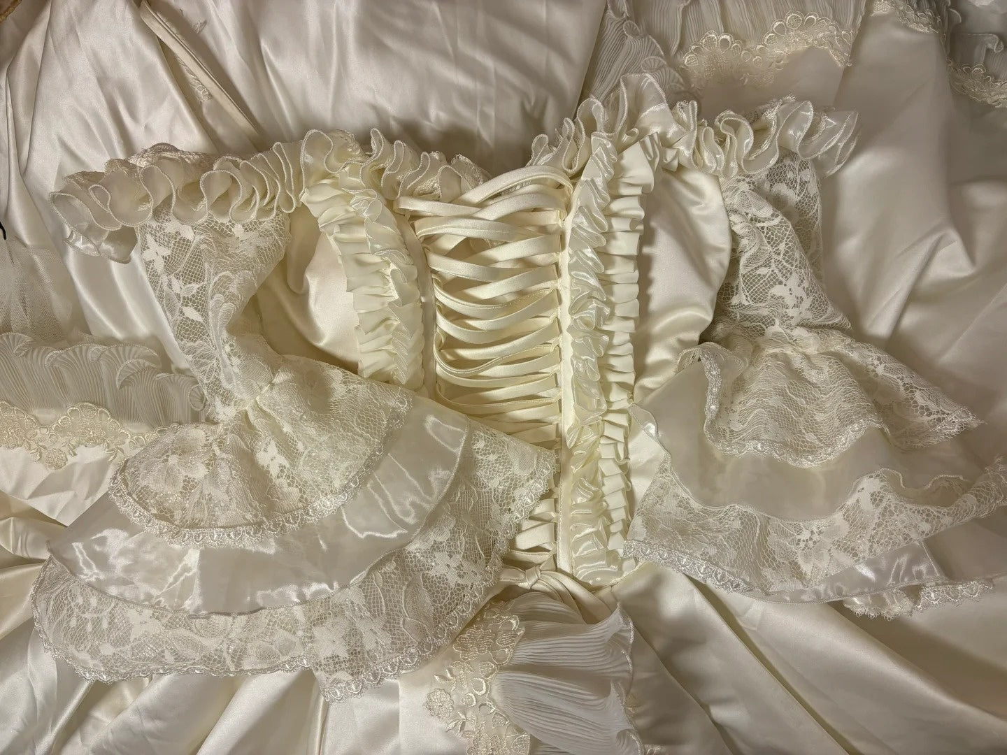 Gorgeous A-Line Off-Shoulder Bridal Gowns Appliques Lace Long Sleeve Wedding Dress AP2838